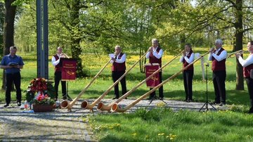 Alphornbläser spielen ihre Instrumente